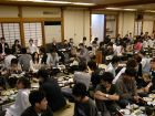 箱根オリエンテーションの初日、全員が一つの大部屋で会食をする様子