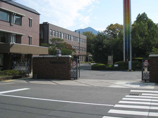 京都工芸繊維大学正門